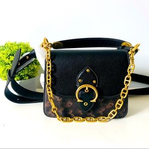 Coach Beat 18 With Horse And Carriage Print